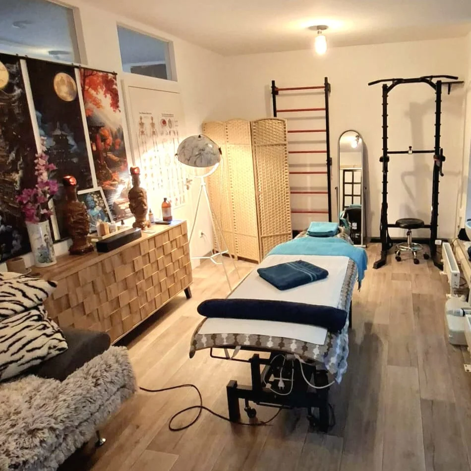 Trainings- und Behandlungsraum des B&A Massage Studios in Cham mit Sprossenwand, Rack, Wandschirm, Kommode und Behandlungsliege