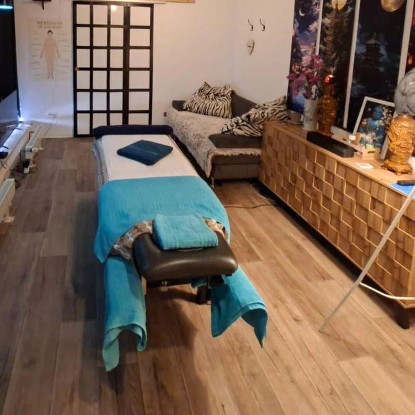 Behandlungsraum des B&A Massage Studios in Cham mit Shoji-Trennwand, Ruhesofa und vorbereiteter Liege mit Kopfstütze