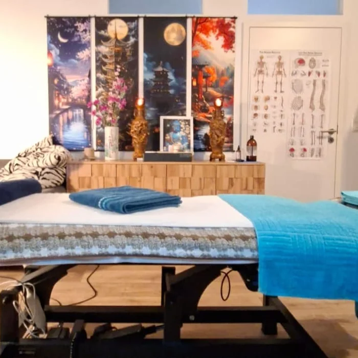 Behandlungsliege vor der Bildwand und der Anatomietafel im B&A Massage Studio in Cham
